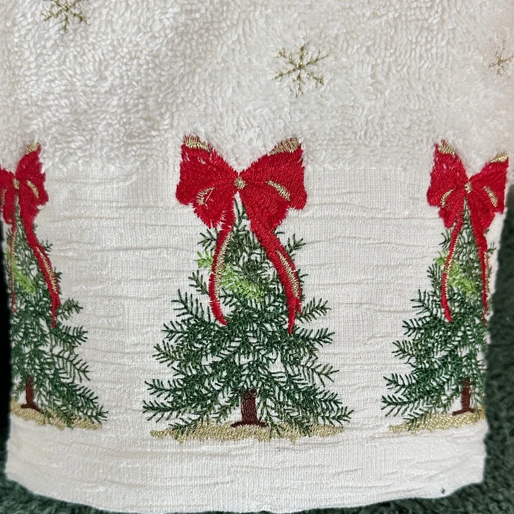 Glitz & Glimmer Festive Holiday Christmas Tree Hand Towels Red Bow NEW!